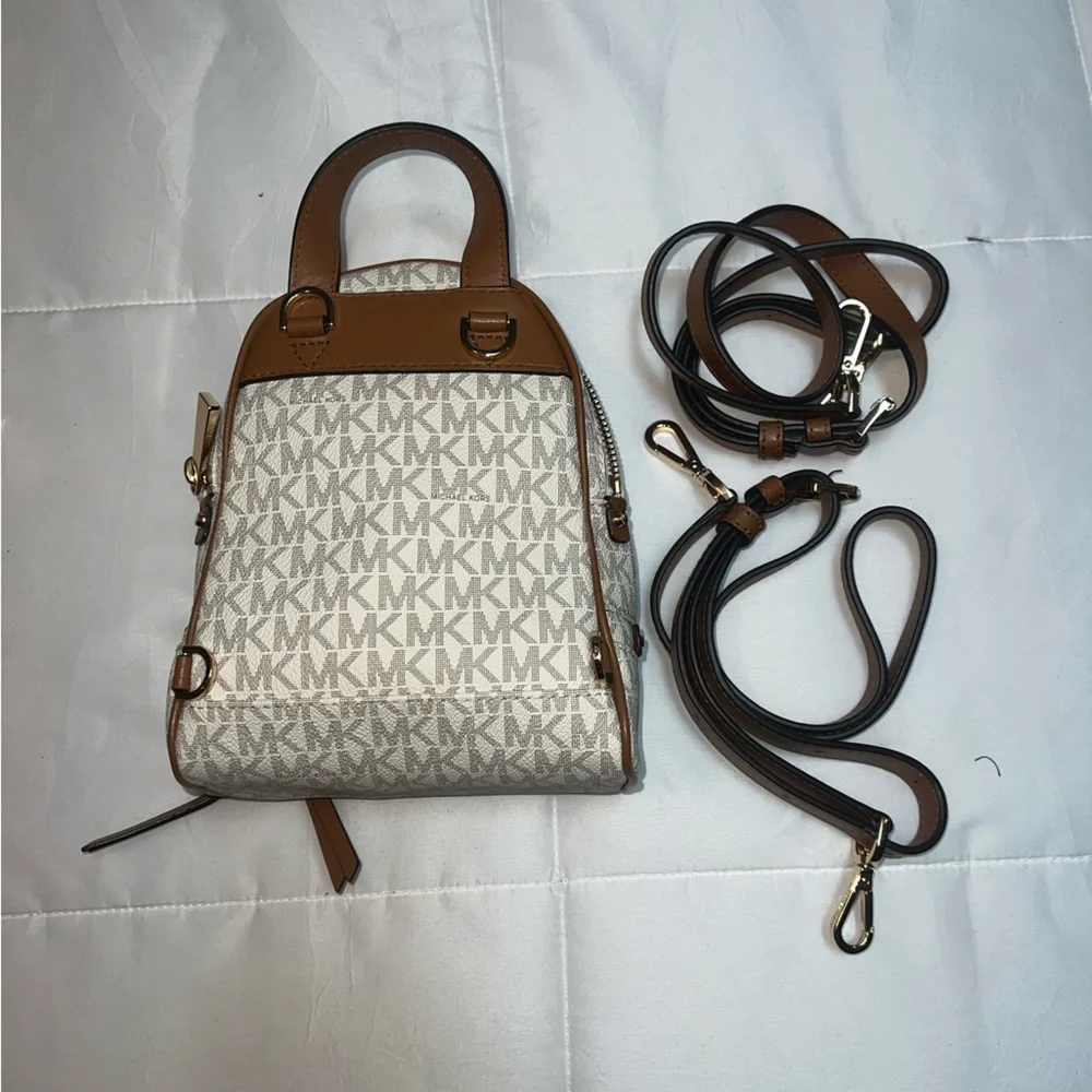 backpack - Picture 3 of 4